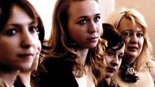 Eine Gruppe von fünf Frauen unterschiedlichen Alters steht nebeneinander.