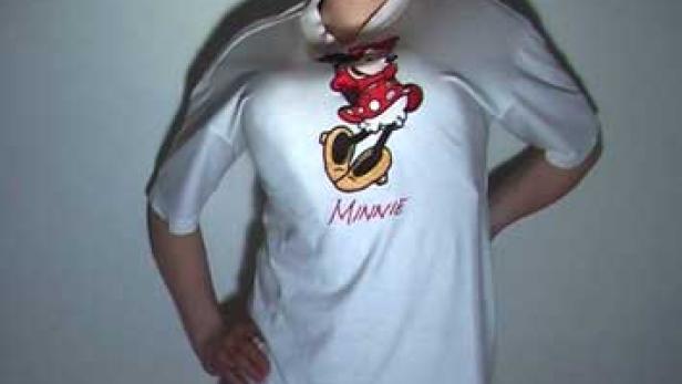 Eine Person trägt ein weißes T-Shirt mit einem Minnie-Maus-Aufdruck.