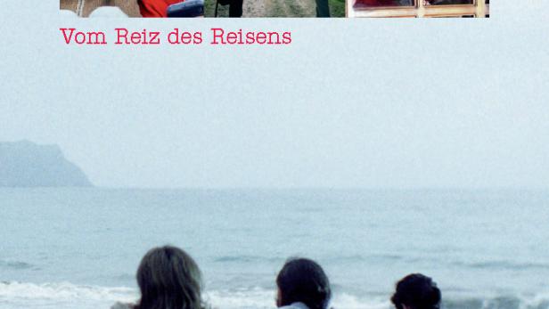 Das Filmplakat für „Qué tan lejos“ zeigt drei Personen am Strand, die aufs Meer schauen.