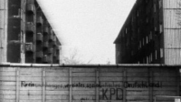 Eine Mauer mit der Aufschrift „Für ein unabhängiges, vereintes, sozialistisches Deutschland! KPD“.