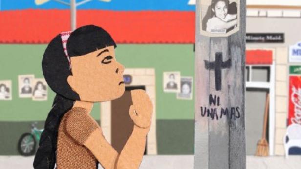 Eine junge Frau steht vor einem Pfosten mit dem Graffiti „Ni una más“.