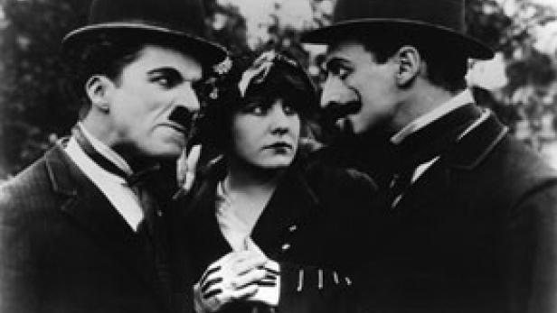Charlie Chaplin und Edna Purviance in einer Szene des Films „Der Vagabund und das Kind“.