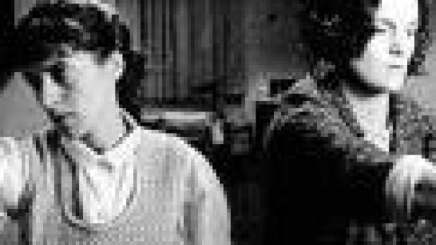 Zwei Frauen stehen in einer Küche und scheinen zu kochen.