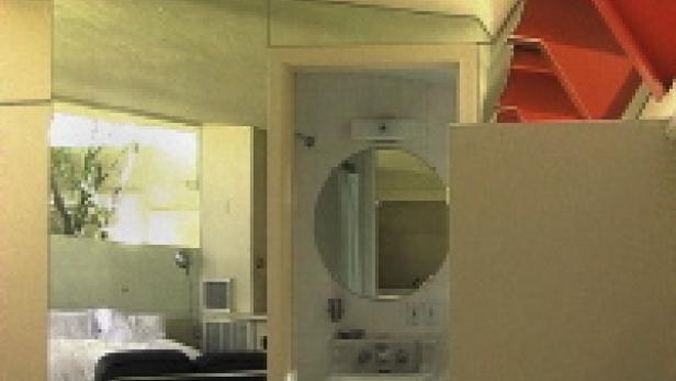 Ein Blick in ein modernes Schlafzimmer mit angrenzendem Badezimmer.