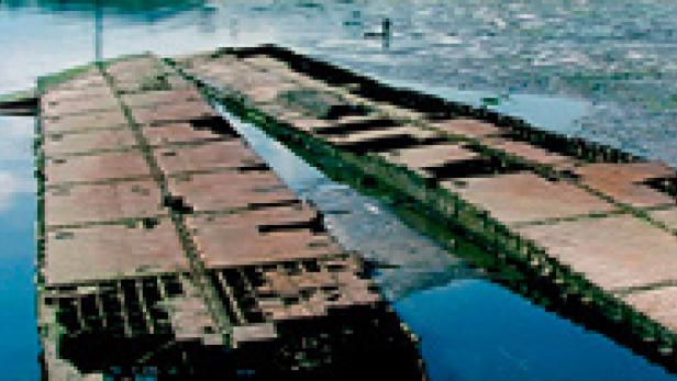 Eine Pontonbrücke erstreckt sich über das Wasser.