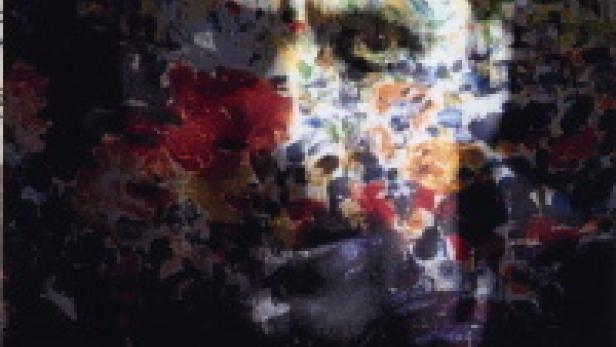 Das Gesicht einer Person ist mit einem floralen Muster überlagert.