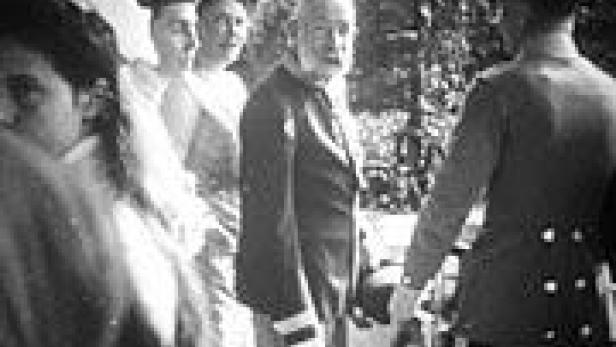 Ernest Hemingway in einer Menschenmenge, möglicherweise bei einer Veranstaltung.