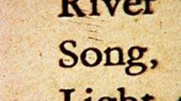 Der Titel „River Song, Light“ auf beigem Papier.