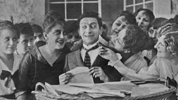 Der Schauspieler Harry Liedtke umringt von Verehrerinnen, hält einen Brief in der Hand.