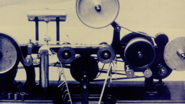 Eine alte Filmkamera mit verschiedenen Spulen und mechanischen Teilen.