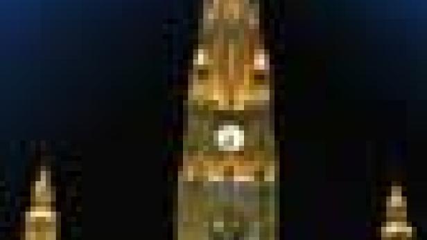 Das Wiener Rathaus ist nachts beleuchtet.