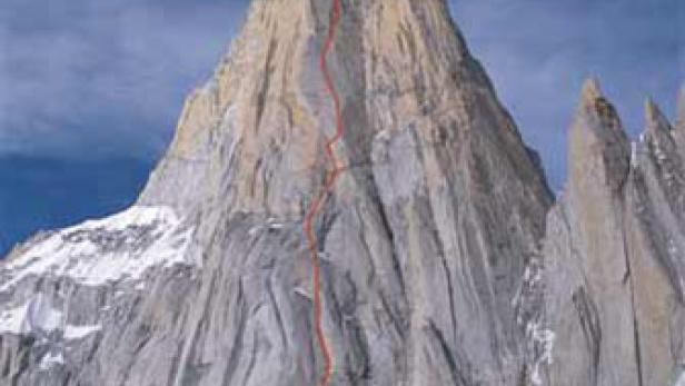 Ein hoher, felsiger Berg mit einer rot markierten Kletterroute.
