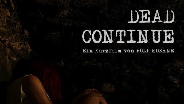 Eine verletzte Person kauert im Dunkeln, möglicherweise eine Szene aus dem Kurzfilm „Dead Continue“.