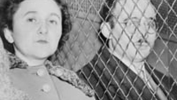 Ethel und Julius Rosenberg sitzen hinter einem Maschendrahtzaun.
