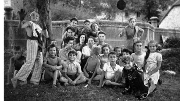 Eine Gruppe von Kindern posiert für ein Foto im Freien.