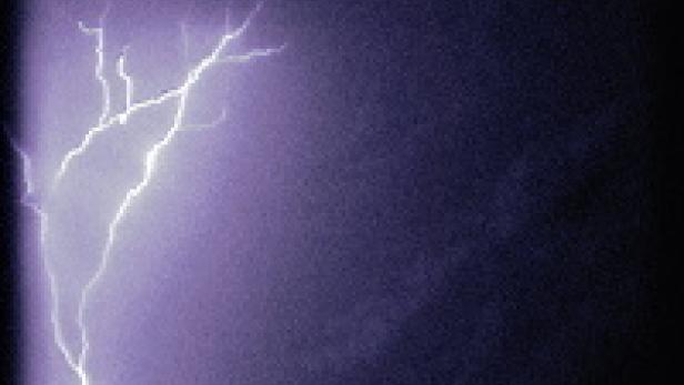 Ein Blitz erhellt den dunklen Himmel.