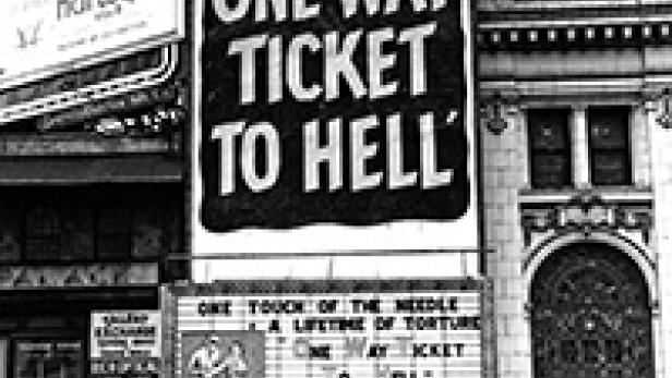 Ein Schwarz-Weiß-Foto von einem Theater, das das Stück „One Way Ticket To Hell“ zeigt.
