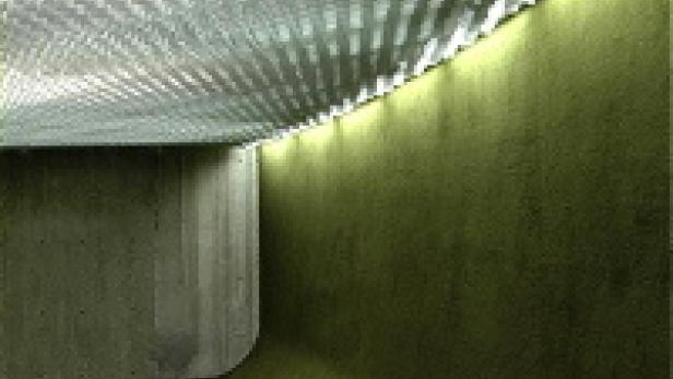 Innenansicht eines Tunnels mit einer strukturierten Decke und beleuchteten Wänden.