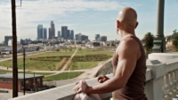 Ein Mann blickt auf die Skyline von Los Angeles.