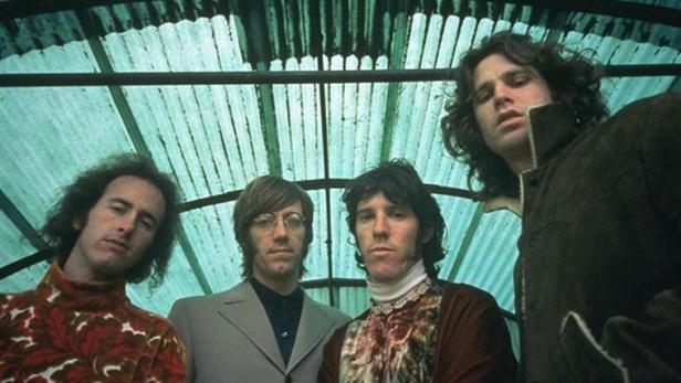 Die Band The Doors steht unter einem grünen Glasdach.