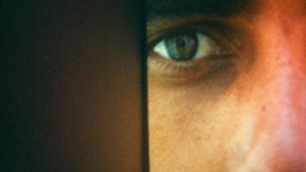 Nahaufnahme eines menschlichen Gesichts mit einem grünen Auge.