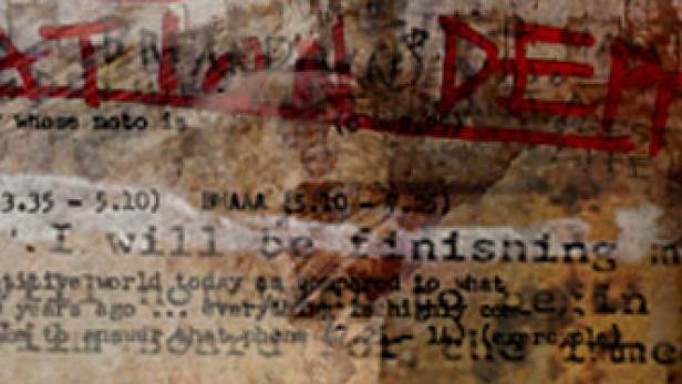 Eine Collage mit Textfragmenten und roten Schriftzügen auf vergilbtem Papier.
