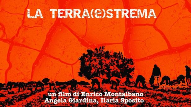 Das Filmplakat für „La Terra(E)strema“ zeigt Arbeiter auf einem ausgetrockneten Feld.
