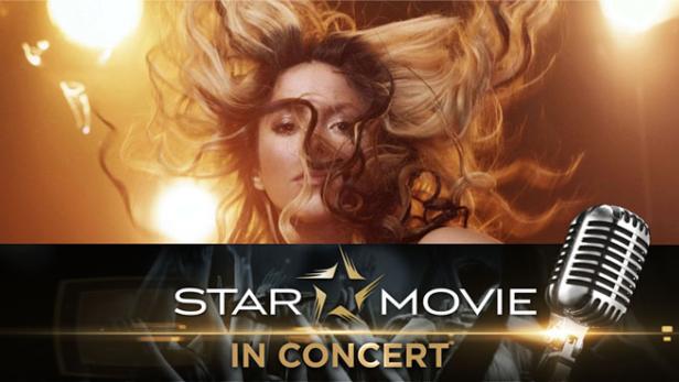 Eine Frau mit blonden Haaren vor einem goldenen Hintergrund und einem Mikrofon für „Star Movie in Concert“.