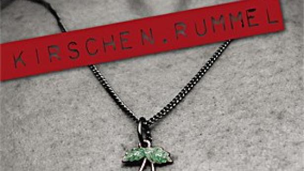 Das Filmplakat von „Kirschenrummel“ zeigt eine Nahaufnahme einer Halskette mit Kirschenanhänger.