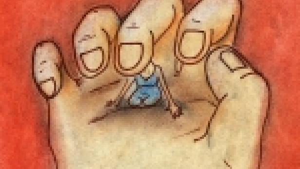 Eine winzige Frau sitzt in der Handfläche einer riesigen Hand.