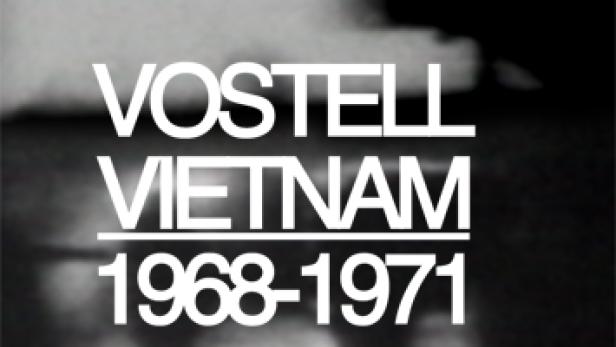 Der Schriftzug „Vostell Vietnam 1968-1971“ in Weiß auf einem dunklen Hintergrund.