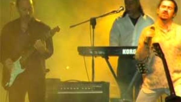 Eine Band spielt live auf der Bühne mit Gitarre, Keyboard und Gesang.