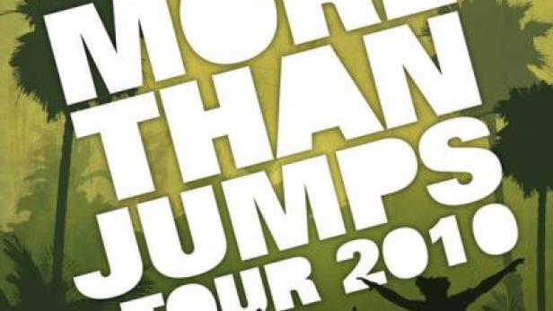Das Werbeplakat für die „More Than Jumps Tour 2010“ zeigt Palmen und feiernde Menschen.