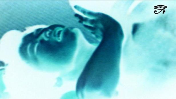 Eine Person liegt auf dem Rücken und streckt eine Hand aus.