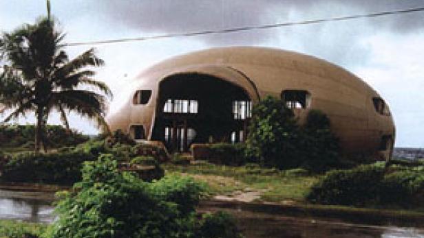 Ein ungewöhnliches Haus in Form eines halben Ovals steht an der Küste.