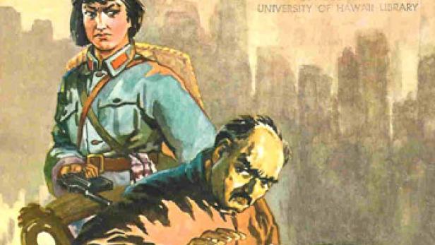 Eine Frau in Militäruniform steht hinter einem Mann, der an einem Tisch sitzt und schreibt.