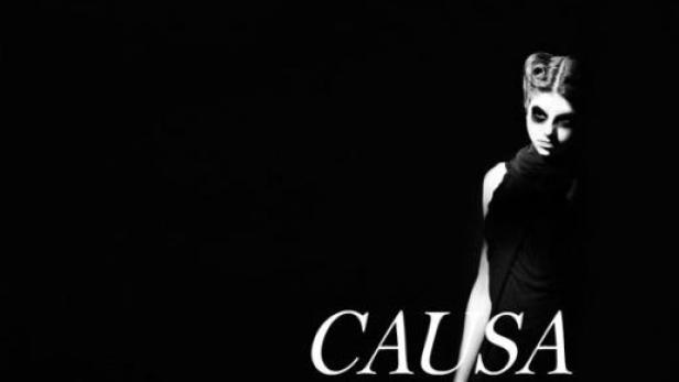 Eine Frau mit dunklem Make-up und einem dunklen Kleid im Schatten.