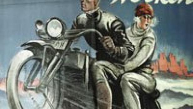 Ein Mann und eine Frau fahren mit einem Motorrad in den Dolomiten.