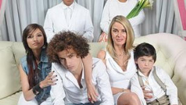 Das Filmplakat für „Zona Sur“ zeigt eine bolivianische Familie vor einem weißen Vorhang.
