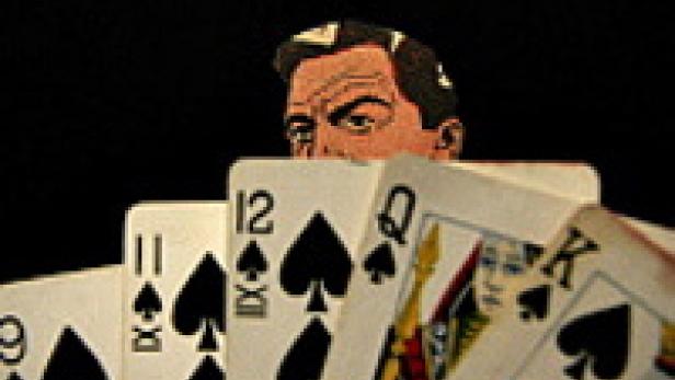 Ein Mann blickt über eine Reihe von Spielkarten mit Pik-Symbolen.