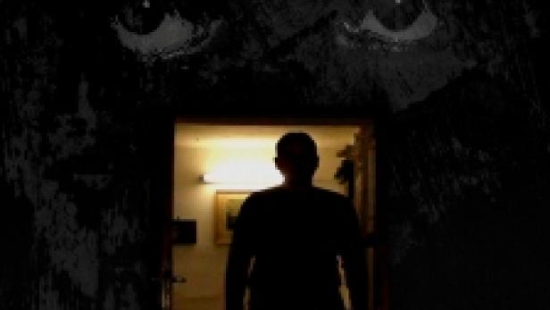 Das Filmplakat für „Basement – Das Grauen aus dem Keller“ zeigt eine dunkle Gestalt im Türrahmen.