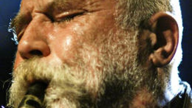 Ein Mann mit Bart spielt Klarinette mit geschlossenen Augen.