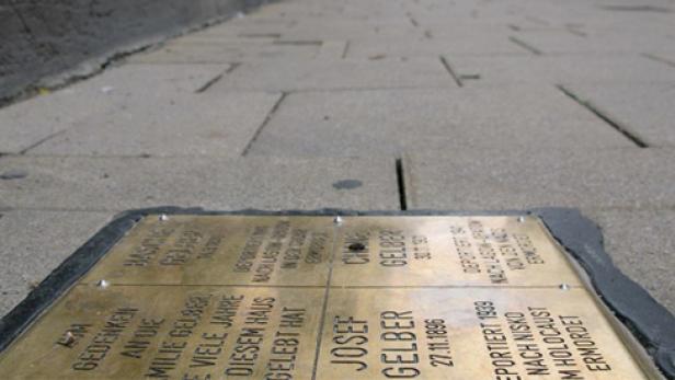 Ein Stolperstein erinnert an die Familie Gelber, die in diesem Haus gelebt hat.