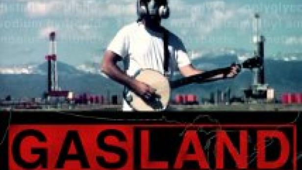 Ein Mann mit Gasmaske spielt Banjo vor einer Industrieanlage, Filmposter für „Gasland“.