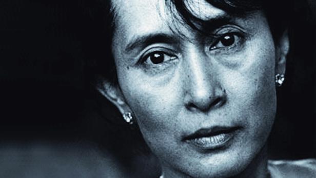 Nahaufnahme von Aung San Suu Kyi mit Ohrringen.