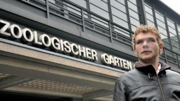 Ein Mann steht vor dem Eingang des Zoologischen Gartens in Berlin.