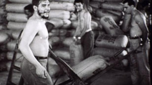 Che Guevara bei der Arbeit in einem Lagerhaus mit anderen Männern.