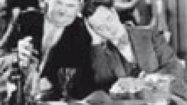 Dick und Doof sitzen an einem Tisch und sind betrunken.