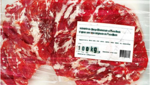 Das Filmplakat für den Dokumentarfilm „Love Meat Ender“ zeigt ein großes Stück rohes Fleisch.