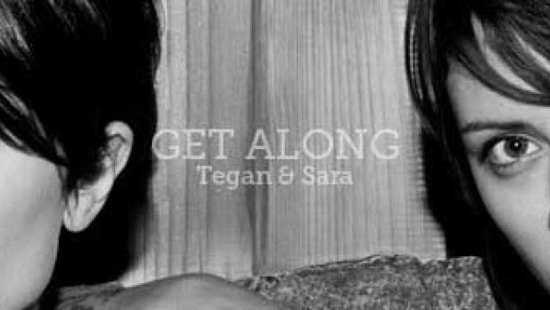 Schwarzweiß-Porträt der Musikerinnen Tegan und Sara für ihr Album „Get Along“.